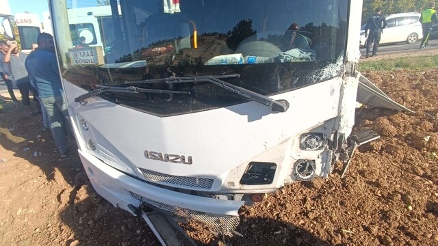 Mardin'de midibüs ile hafif ticari aracın çarpıştığı kazada 4 kişi yaralandı
