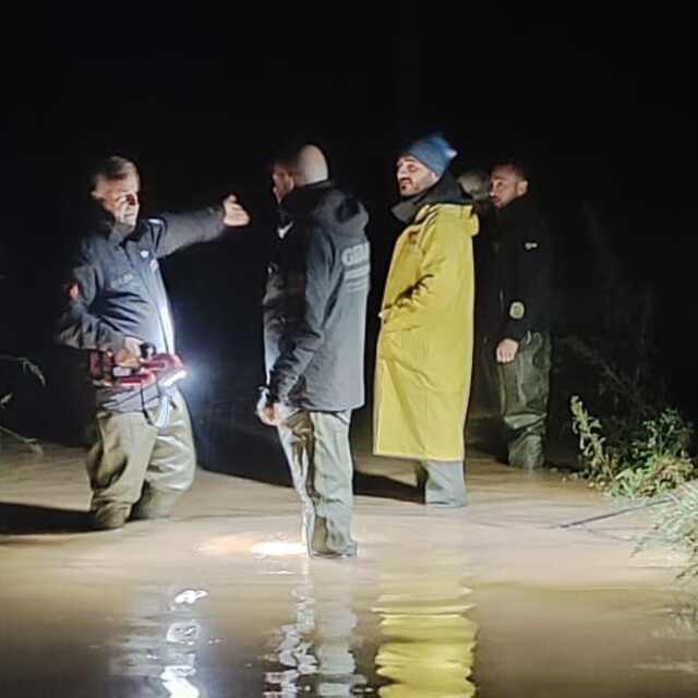 Dereye düşen cipin sürücüsü kurtuldu, kayıp 2 kişi aranıyor