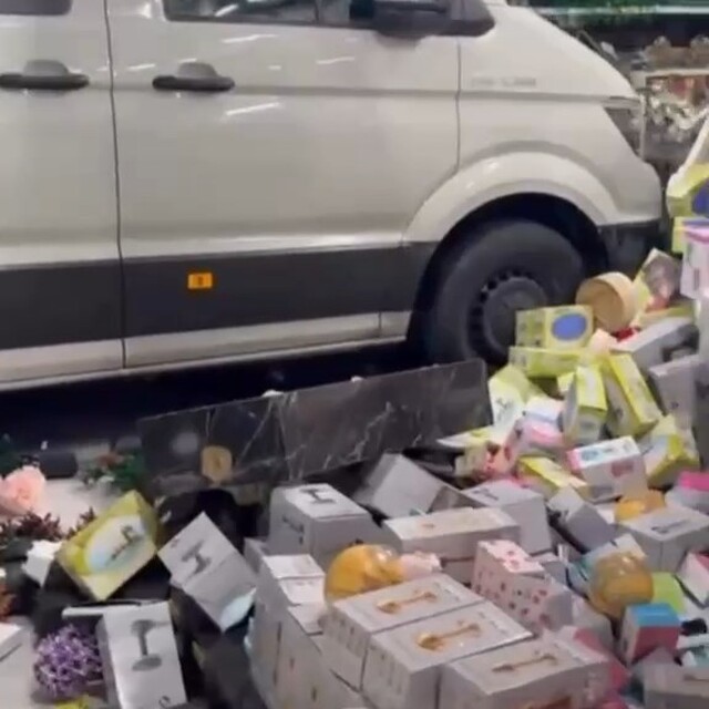 Mağazaya giren minibüsün altında kalmaktan son anda kurtuldular