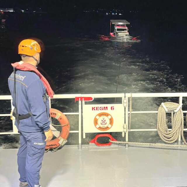 Çanakkale Boğazı'nda sürüklenen tekne kurtarıldı