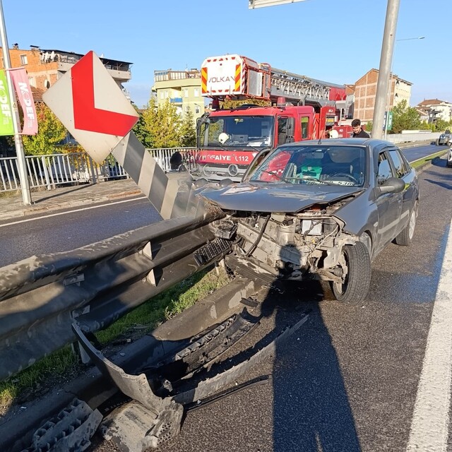 Bariyerlerin saplandığı otomobildeki çift yaralandı
