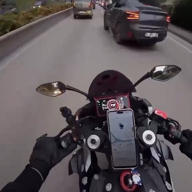 Şerit değiştiren araçtan motosikletiyle kaçarken başka otomobile çarptı