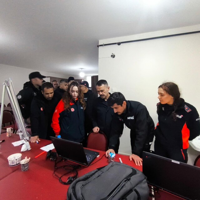 Dereye düşen cipin sürücüsü kurtuldu; 1 ölü, kayıp 1 kişi aranıyor (3)