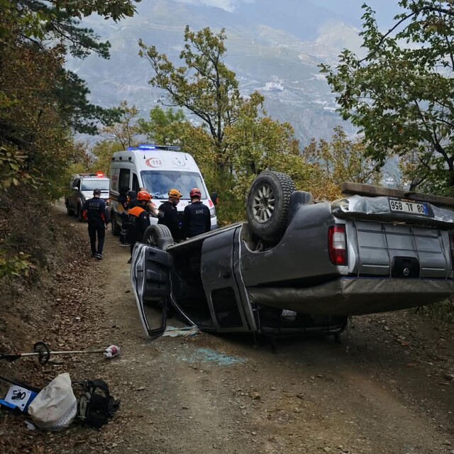 Freni tutmayan kamyonet takla attı; 2 yaralı