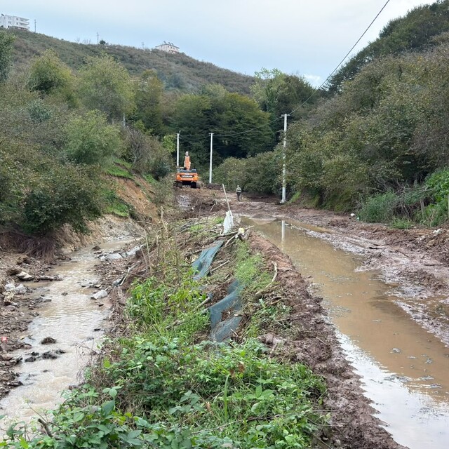 Barajın suyu taştı, mahalleyi sel bastı (2)