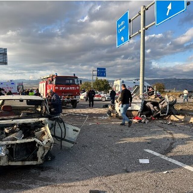 Çorum'da iki otomobil çarpıştı: 7 yaralı