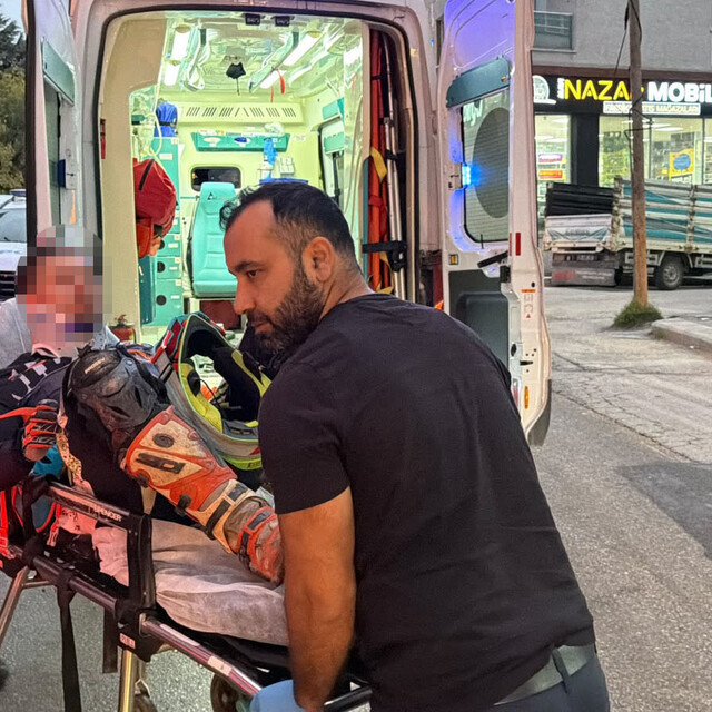 Eskişehir'de 'dur' ihtarından kaçan motosikletli, polis aracıyla çarpıştı:...