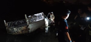 Defne'de Asi Nehri’ne düşen araçtaki 2 kişi yaralandı