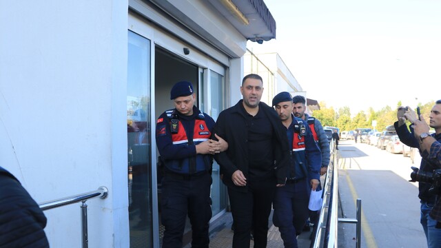 Emrah Kozay sağlık kontrolünden geçirilerek jandarmaya götürüldü
Soruşturmada Emrah Kozay örgüt lideri, Soner Çetin ise örgüt yöneticisi olarak değerlendirildi