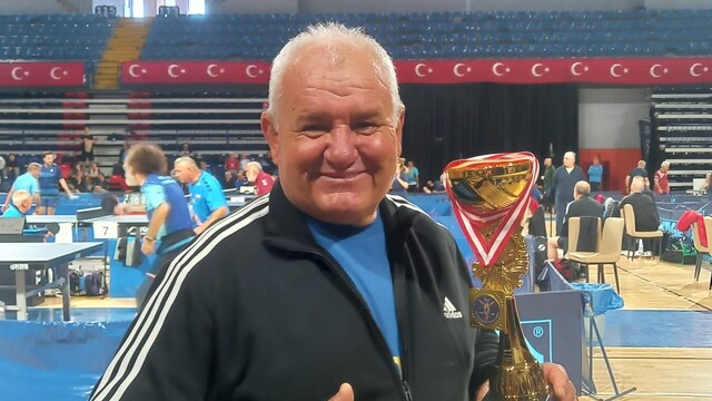 Söke Belediyespor'un başarılı antrenörü Aydın, raketi ile de yıllara meydan okuyor