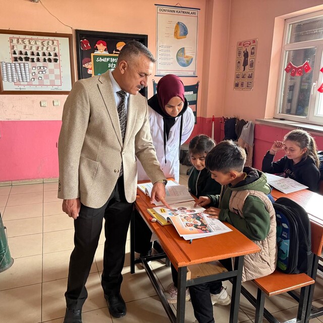 Patnos Gazeteciler Cemiyeti'nden öğrencilerine çanta ve kırtasiye desteği