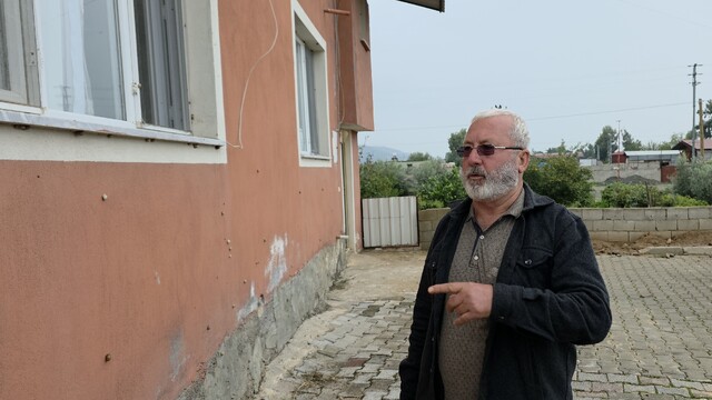 Depremin ardından ortaya çıkan salyangozlar mahalleyi ele geçirdi