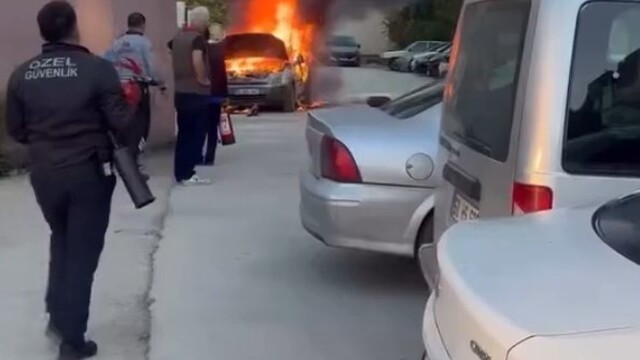 Hastane otoparkında otomobil alev topuna döndü