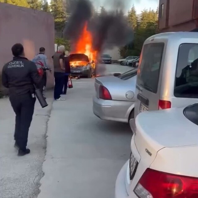 Hastane otoparkında otomobil alev topuna döndü