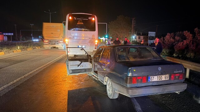 Manavgat'ta ışıkta bekleyen otobüse çarpan otomobilin sürücüsü yaralandı