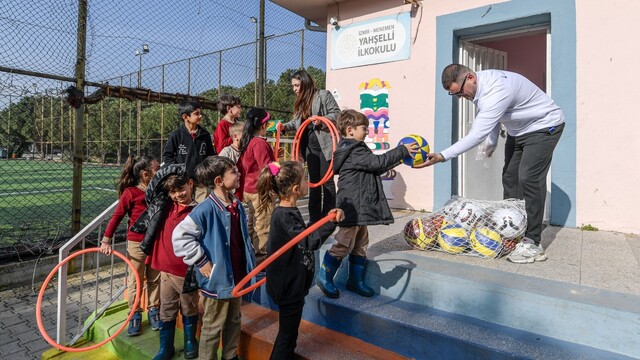 İzmir Büyükşehir'den okullara 37 milyon TL'lik spor malzemesi desteği
