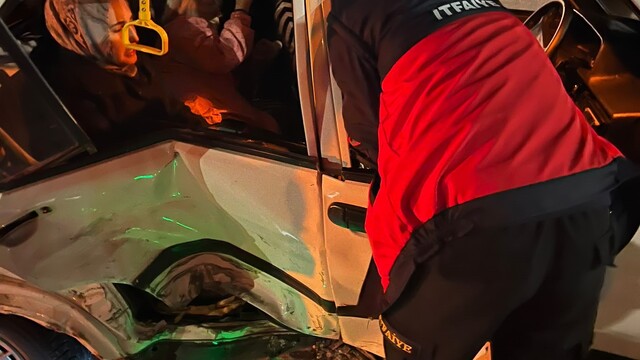 Van'da otomobiller çarpıştı: 3 yaralı