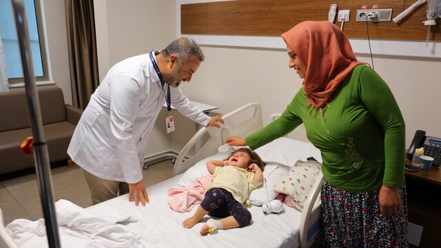 Kahramanmaraş'ta 1 yaşındaki bebeğin böbreğinden 2 santimlik taş çıkarıldı