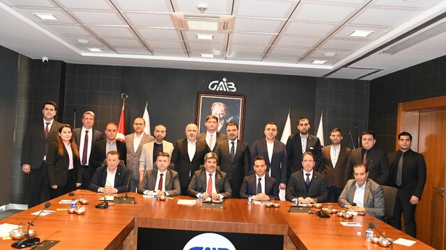 Gaziantepli halıcıların yeni pazar arayışları sürüyor
GAHİB Paris ve Milano'da 2027 halı koleksiyonlarını tanıttı
