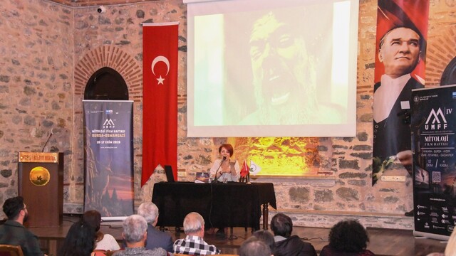 Osmangazi'de mitolojiden antik tatlara uzanan kültür yolculuğu
Mitolojinin binlerce yıllık hikayesi Osmangazi'de anlatıldı