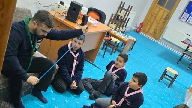 Genç izciler sabah namazında buluştu, camadan düğümü eğitimi aldı
