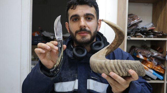 Yaklaşık 30 yıllık boynuzlar bıçak sapına dönüştü, 25 santimlik Sivas bıçağı ilgi odağı oldu