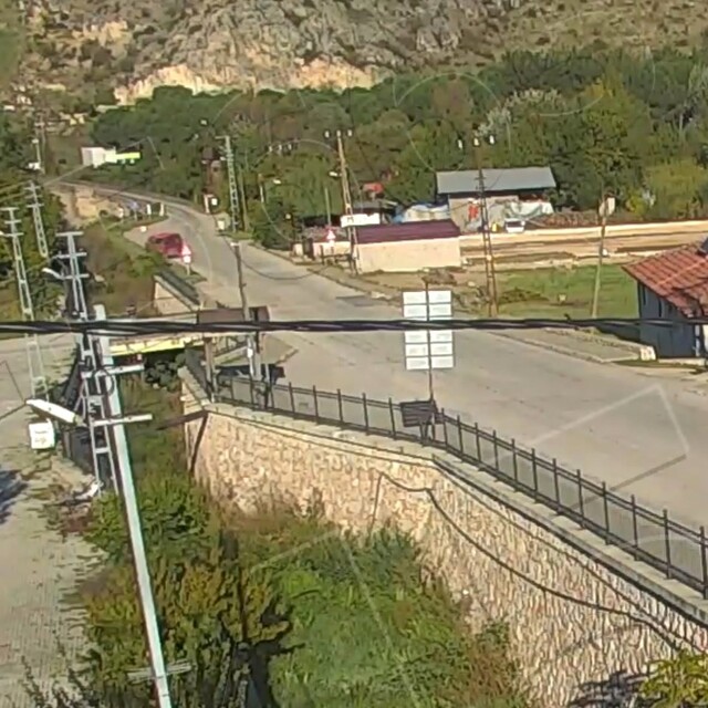 Amasya'da minibüsün dereye uçtuğu kaza kameraya yansıdı