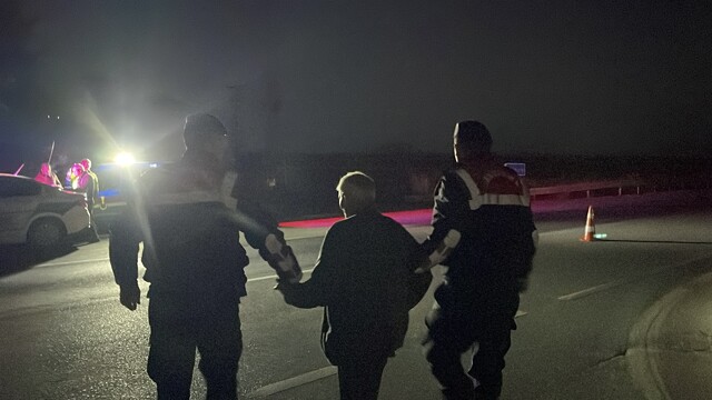 Karaman'da kazanın şokunu yaşayan yaşlı sürücüyü jandarma teselli etti
