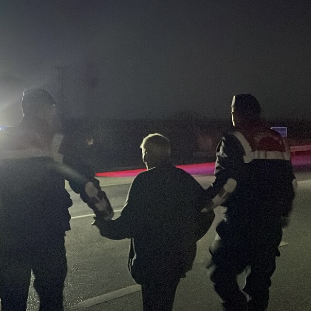 Karaman'da kazanın şokunu yaşayan yaşlı sürücüyü jandarma teselli etti