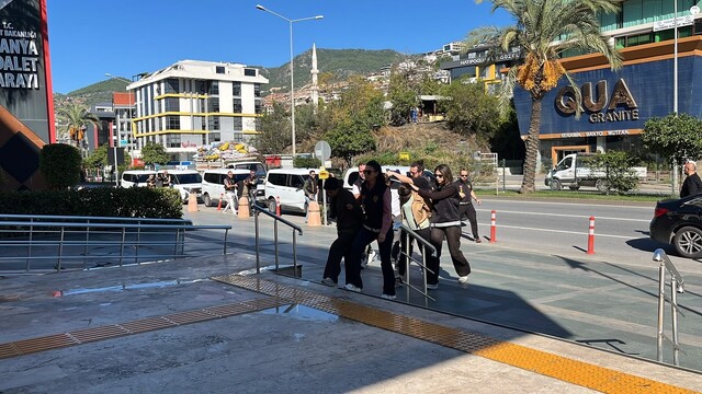 Alanya'da tefecilik ve şantaj operasyonu: 7 şüpheli adliyeye sevk edildi
Dağlık alana kaçırılan kişiye ailesi üzerinden şantaj yoluyla 15 milyon euro tutarında senet imzalattırıldığı iddiası