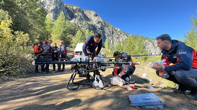 Yazılı Kanyon'da mahsur kalanlar için dev milli dron ile erzak gönderiliyor
25 kilo ağırlık taşıyabilen yerli ve milli drona, içinde gıda ürünlerinin olduğu poşetler bağlanıp havalandı