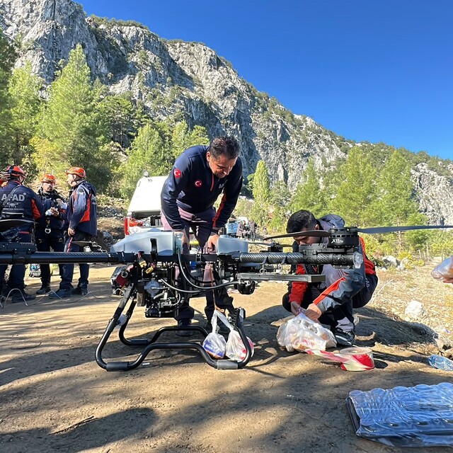 Yazılı Kanyon'da mahsur kalanlar için dev milli dron ile erzak gönderiliyor...