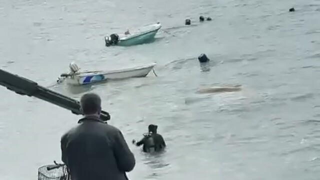 Lodosun batırdığı tekneler vinçle denizden çıkarılıyor