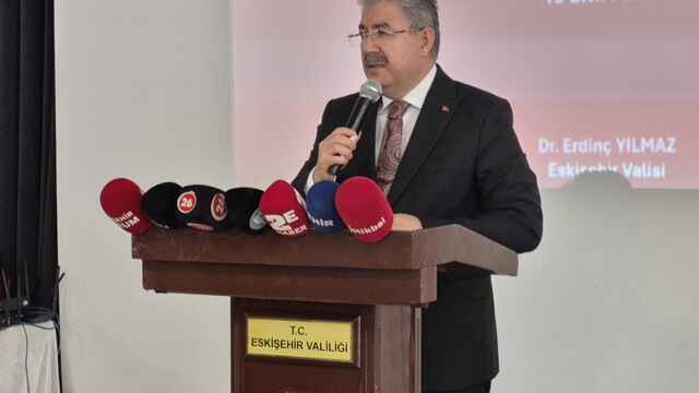 Eskişehir Valisi Dr. Yılmaz, muhtarlara 'Yürekten istirhamımdır' diye seslendi
"14 ilçemizin 540 mahallesinde sosyal dayanışmanın ve devlet şefkatinin her eve ulaşması gerekir"
"Eskişehir'imizin hiçbir mahallesinde gözden kaçan bir ihtiyaç, duyulmayan bir feryat, sahipsiz kalan bir vatandaşımız olmasın"