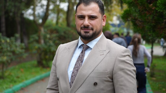 Beğeni uğruna değişen hayatlara uzman uyarısı
Mahremiyetlerini sergileyen gençler beğeniyi başarı ile ölçüyor
Taklit ederek kabul görmek isteyen gençlere büyük tuzak
Beğeni arayışının perde arkasındaki tehlike: "Kimlik bulma yaşlarında çok büyük tuzaklarla karşı karşıyalar"