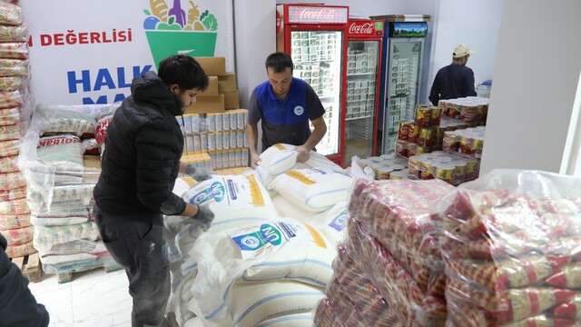 Odunpazarı'nın un üretimi ihtiyaç sahibi ailelerin sofrasına ulaşıyor
Üretimden dayanışmaya: 1 ton 600 kilogram un, ihtiyaç sahibi ailelere ulaştırılacak