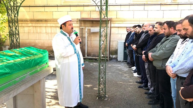 İmam, ağabeyinin cenaze namazını kıldırdı