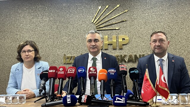 CHP'li Sarı: "Özgür Özel İzmir halkından özür dileyecek"
CHP Sözcüsü Sarı'dan Özel'e: "Belli bir dönemde sonra bu arkadaşlarımız sokağa çıkamayacaklar"