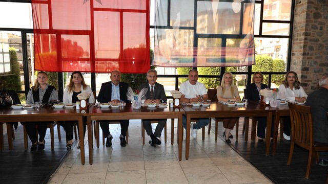 Başkan Tetik, yemekte muhtarlarla bir araya geldi