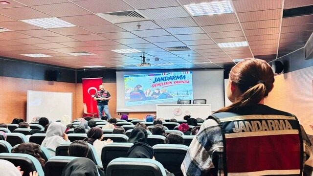 Jandarmadan üniversite öğrencilerine bilgilendirme eğitimi