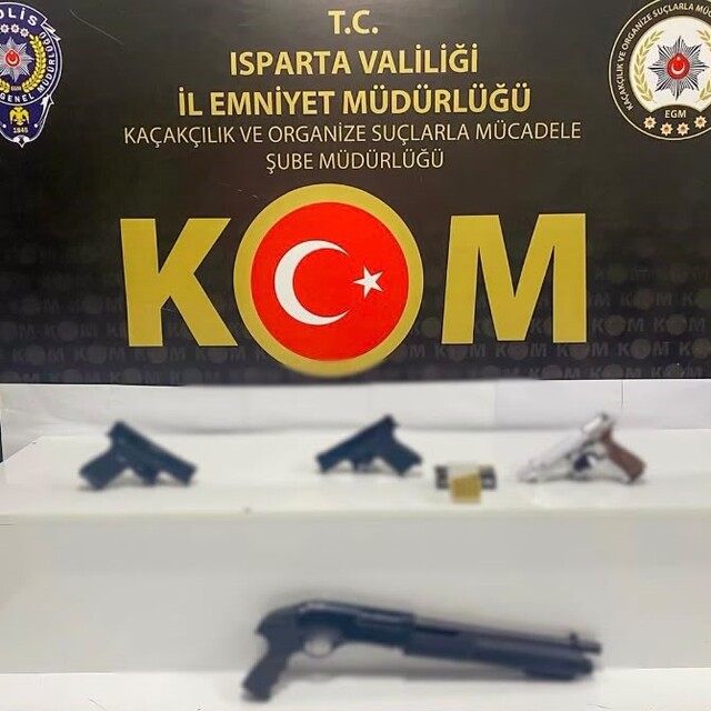 Isparta'da kaçak ürün ve silahlara el konuldu