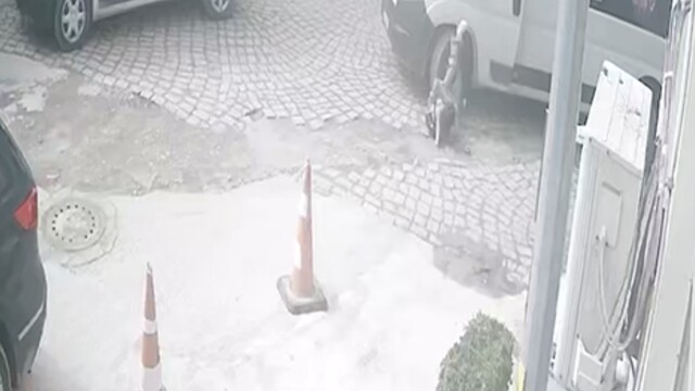Ayağı minibüsün altında kalan yayanın görüntüleri güvenlik kamerasına yansıdı