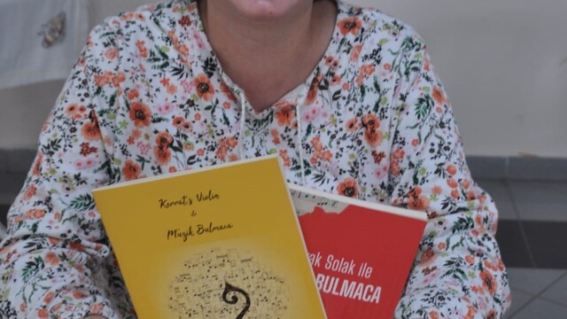 Burhaniyeli sanatçı kitaplarını tanıttı