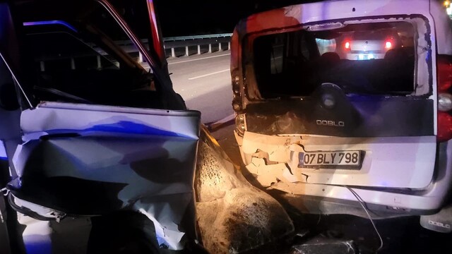 Alanya'da kamyonet park halindeki otomobile çarptı: 1 yaralı