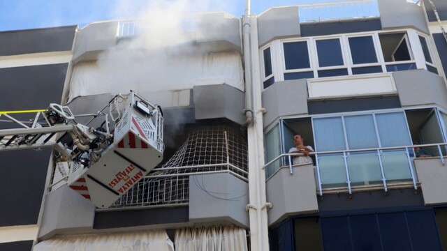 Antalya'da 6 katlı binanın 5'inci katında yangın