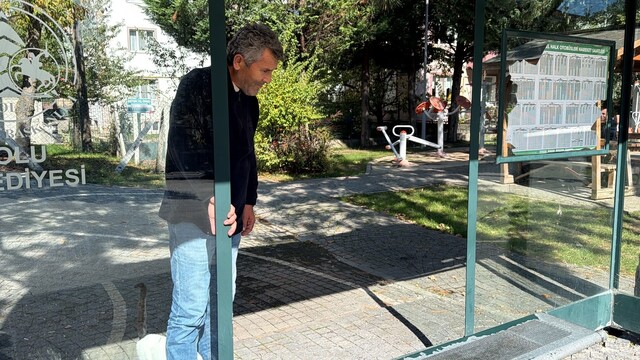 Bolu'da şehir magandaları otobüs durağının camını kırdı