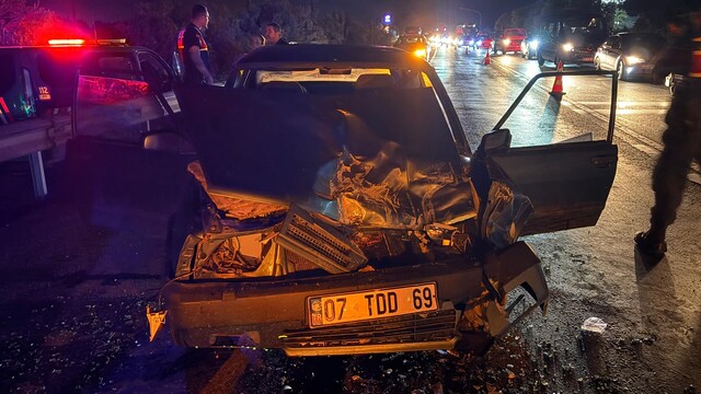 Antalya'da kırmızı ışıkta bekleyen otobüse çarpan otomobilin sürücüsü ağır yaralandı