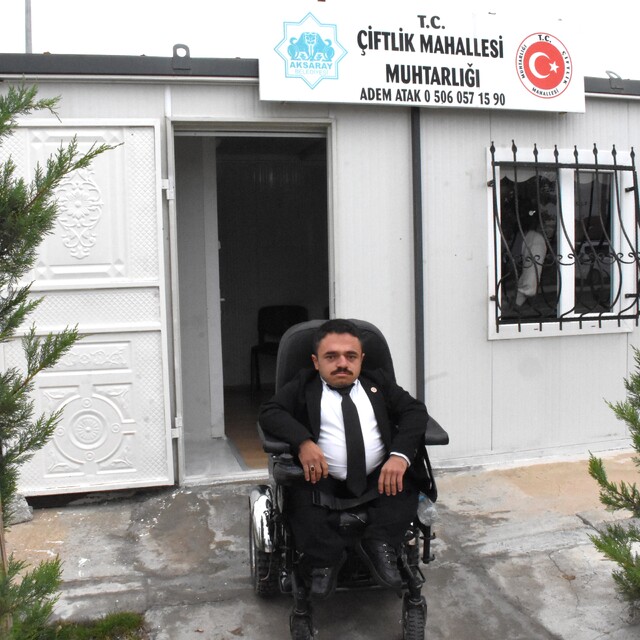 Cam kemik hastası muhtar yaptıklarıyla mahallelinin gönlünü kazandı