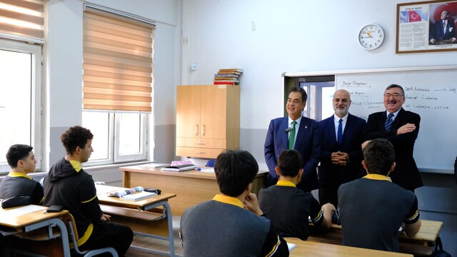 SCÜ Rektörü Şengönül, mezun olduğu İmam Hatip Lisesini ziyaret etti