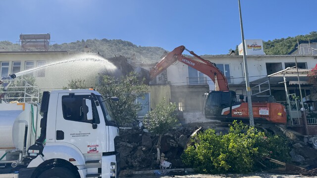 Fethiye'de kentsel dönüşüm kapsamında riskli 4 bina yıkıldı